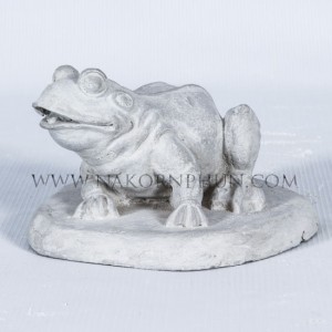 550_49_concrete_statute_frog_01