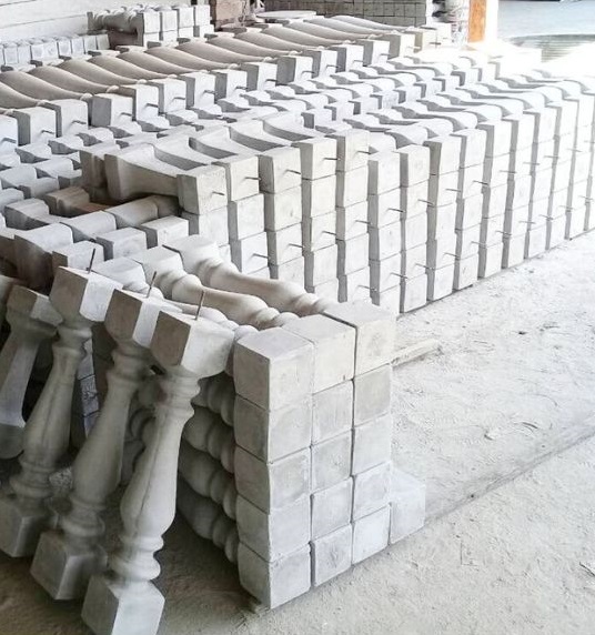 ราวกันตกจากการหล่อปูน วางเรียงรายกันสำหรับจำหน่าย